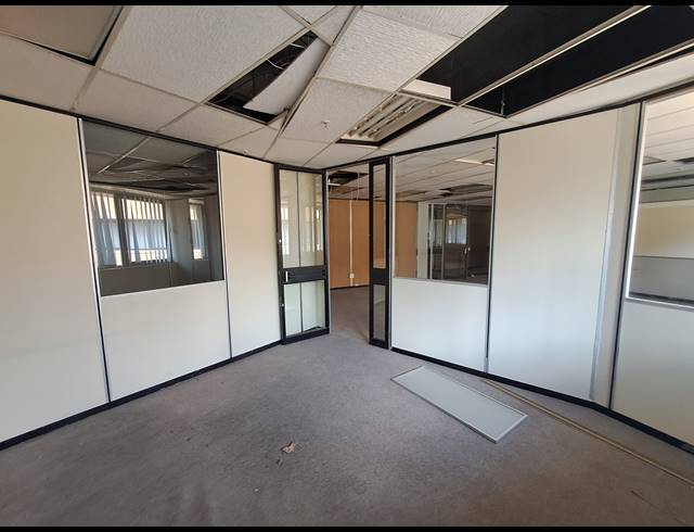 134M² OFFICE TO LET IN DUNKELD WEST